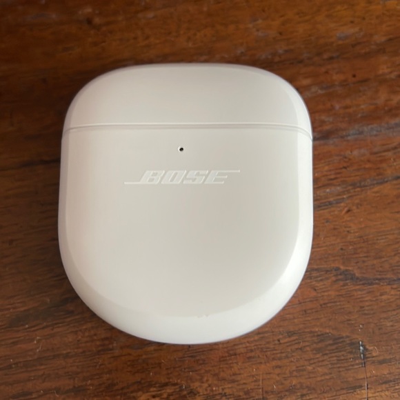 Bose quiet comfort II earbuds technically new I used them twice - Picture 4 of 4